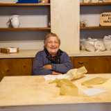 Nunzia ci invita nel suo sottano, dove facciamo anche la conoscenza della madre Franca Fiore, la quale nonostante i suoi 92 anni continua a preparare le orecchiette assieme alla figlia